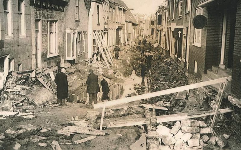 De ramp van 1953 veroorzaakte vooral veel materiële schade zoals hier te zien is in de Kaaistraat na de doorbraak van de coupure.